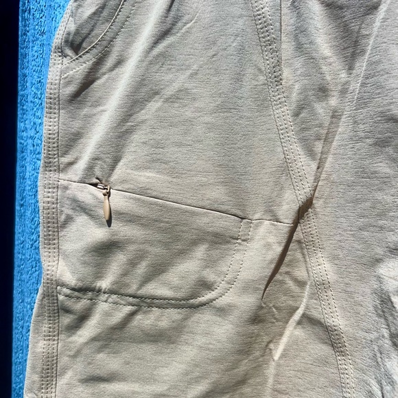 Zyia Dark Khaki Canyon Shorts - Picture 5 of 10